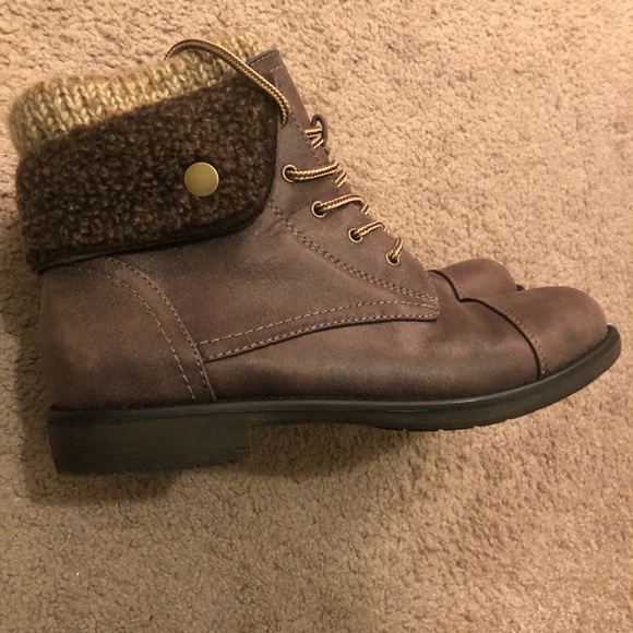 White Mountain Shoes - EUC Lightweight Knit Detail Lace Up Boots